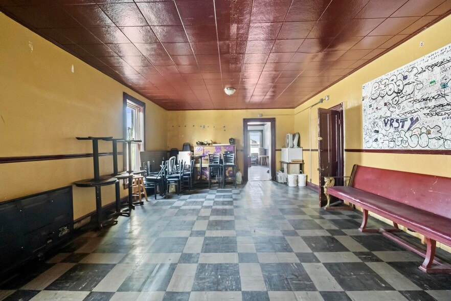 More Photos Of 24 E 3rd St, Newport Bar For Sale