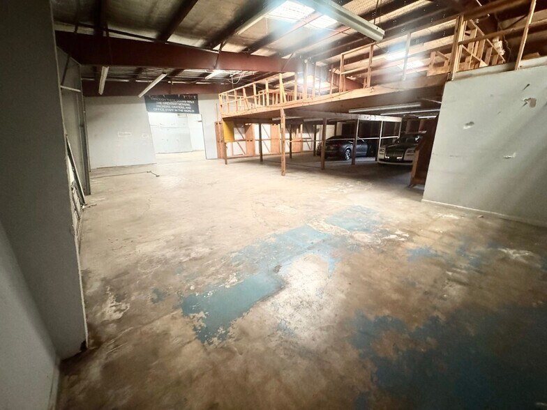 More Photos Of 6214 Beverly Hill St, Houston Office For Lease
