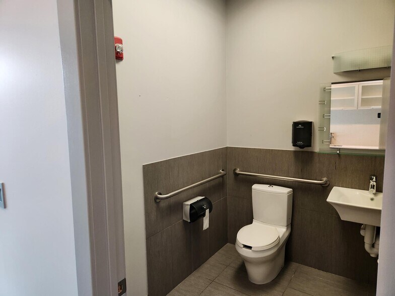 More Photos Of 2638 Patriot Blvd, Glenview Office For Lease