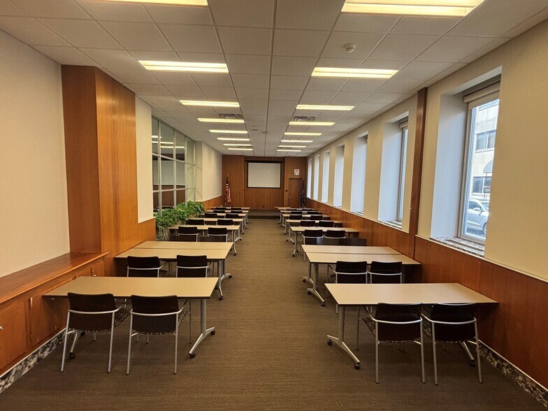 More Photos Of 1776 N Meridian St, Indianapolis Office For Lease