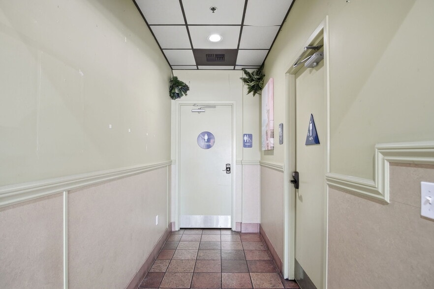 More Photos Of 1601-1617 Bellevue Rd, Atwater Restaurant For Lease