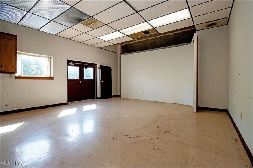 More Photos Of 390 E Wood St, Shreve Flex For Sale