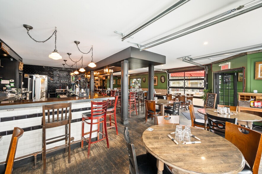 More Photos Of 150 Boul Des Bois-Francs S, Victoriaville Freestanding For Lease