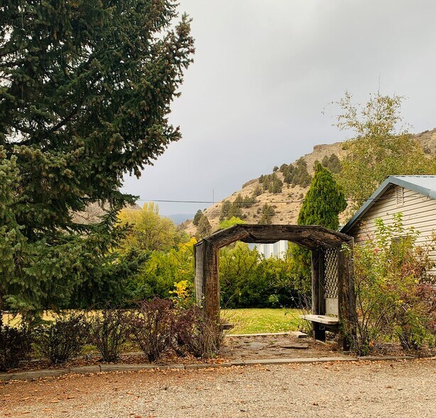 More Photos Of 62271 CA-299, Cedarville Hotel For Sale