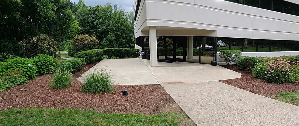 More Photos Of 160 Chapel Rd, Manchester Office For Lease