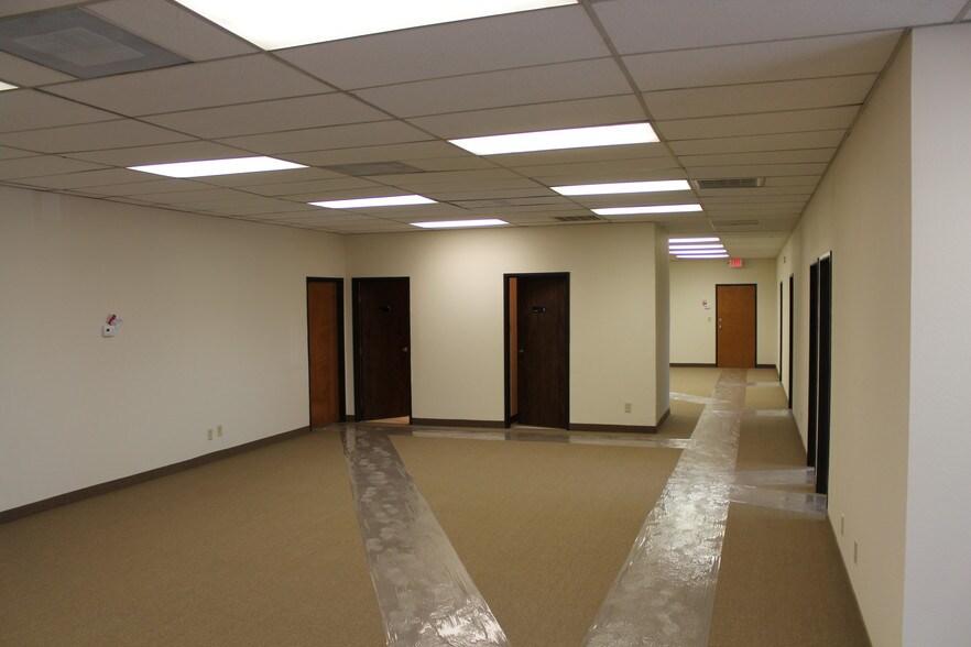 More Photos Of 1925-1939 N Great Southwest Pky, Grand Prairie Distribution For Lease
