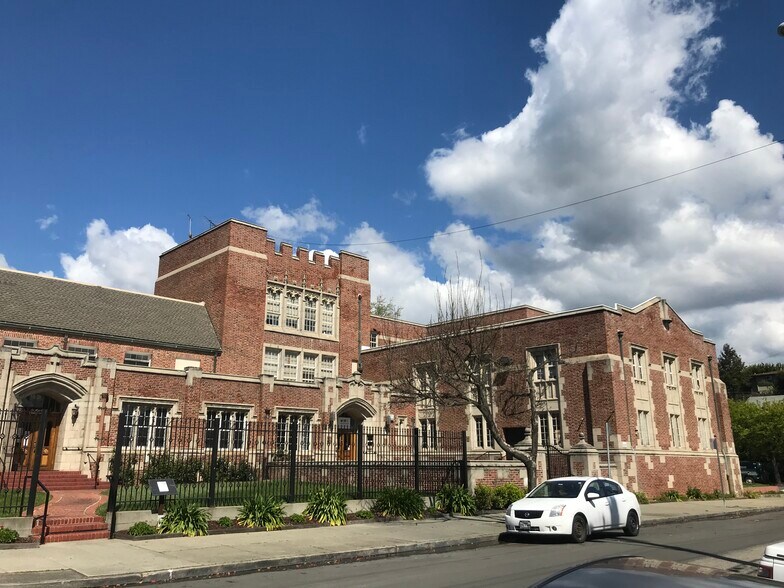 More Photos Of 2634 Pleasant St, Oakland Schools For Lease