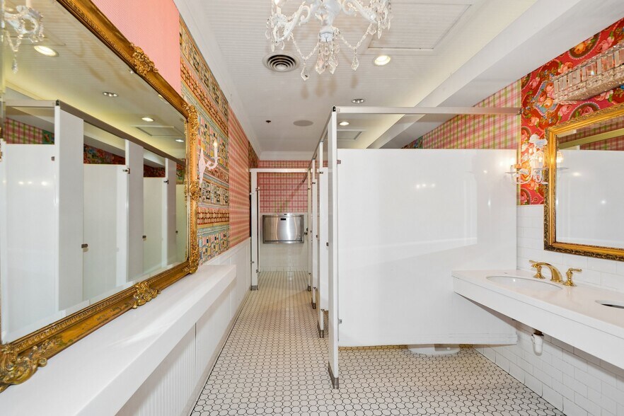 More Photos Of 2501 & 2519 Marshall St NE, Minneapolis Restaurant For Sale