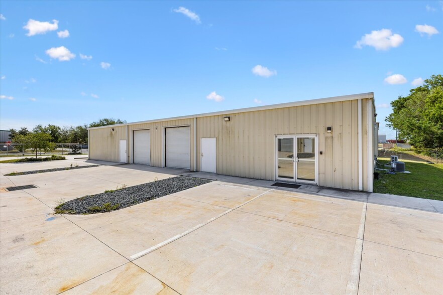 More Photos Of 1818 Greenleaf Ln, Leesburg Warehouse For Lease