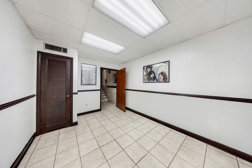 More Photos Of 7953-7967 NW 64th St, Miami Warehouse For Lease