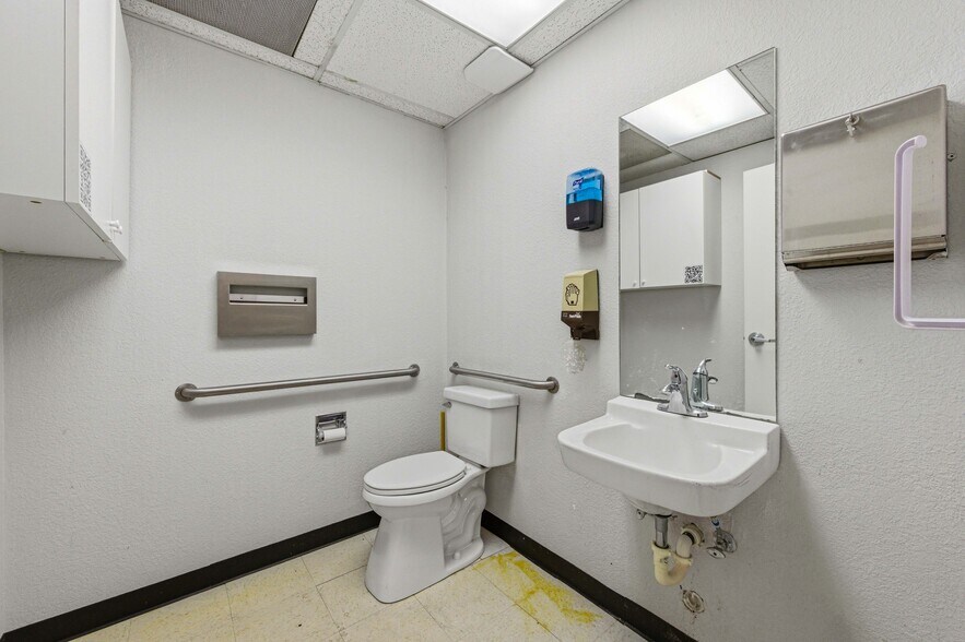 More Photos Of 1716 W US Highway 50, Pueblo General Retail For Lease