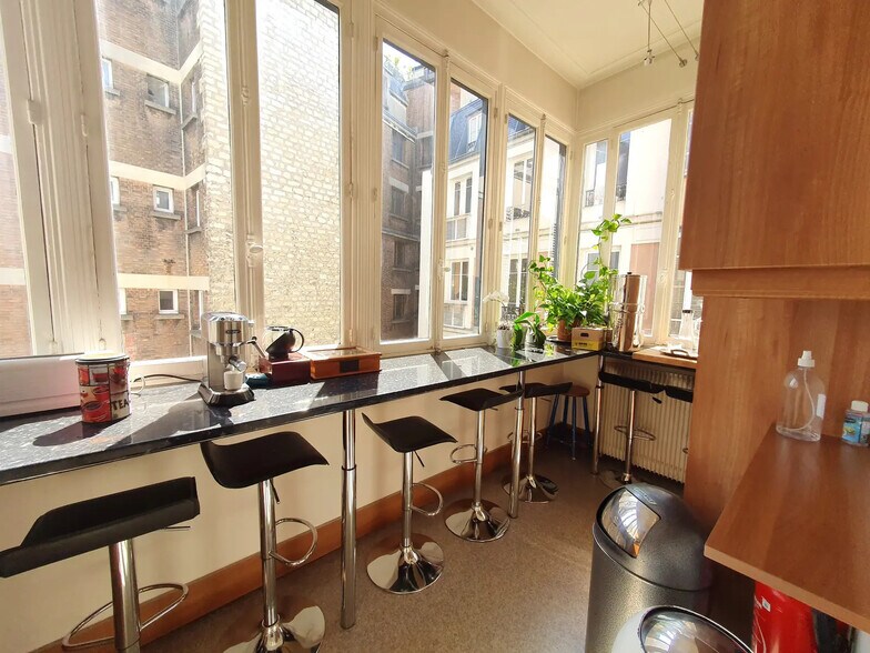 More Photos Of 90 Rue D'Amsterdam, Paris Office For Sale