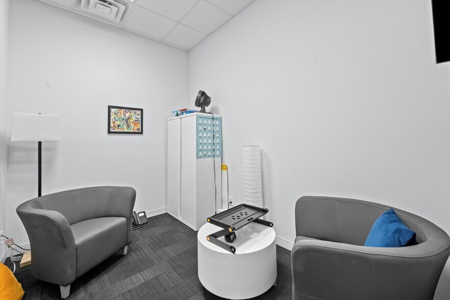 More Photos Of 2754 W Fullerton Ave, Chicago Freestanding For Lease