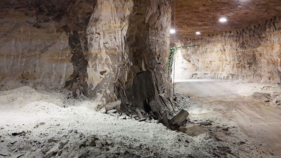 More Photos Of 20 Cave Industrial dr, Crystal City Industrial For Sale