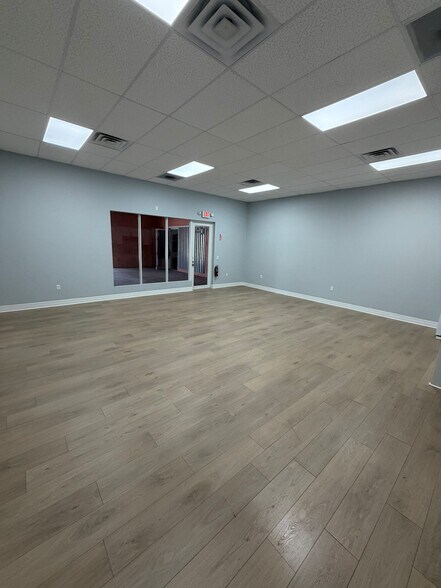 More Photos Of 10650 Metro Pky, Fort Myers Showroom For Lease