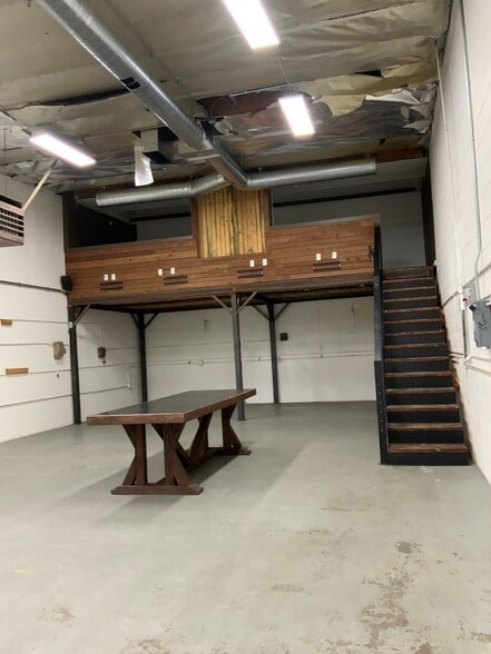 More Photos Of 16148-16150 Wyandotte St, Van Nuys Warehouse For Lease