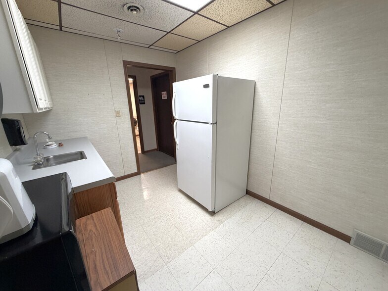 More Photos Of 305 N Mason St, Carrollton Office For Sale