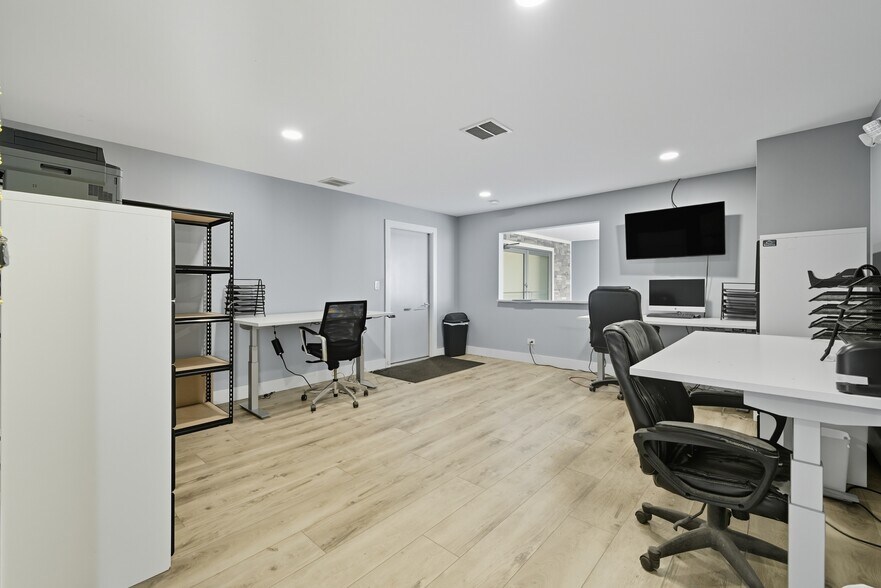 More Photos Of 801 W Grant Hwy, Marengo Showroom For Lease