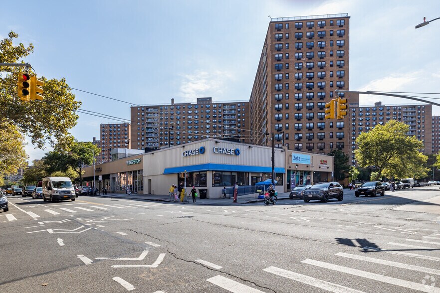 More Photos Of 5702 99th St, Corona Storefront For Lease