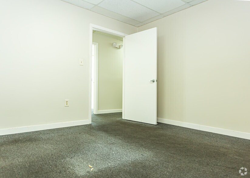 More Photos Of 7501-7521 NW 52nd St, Miami Unknown For Lease
