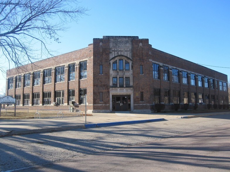 More Photos Of 1100 10th St, Onawa Schools For Lease