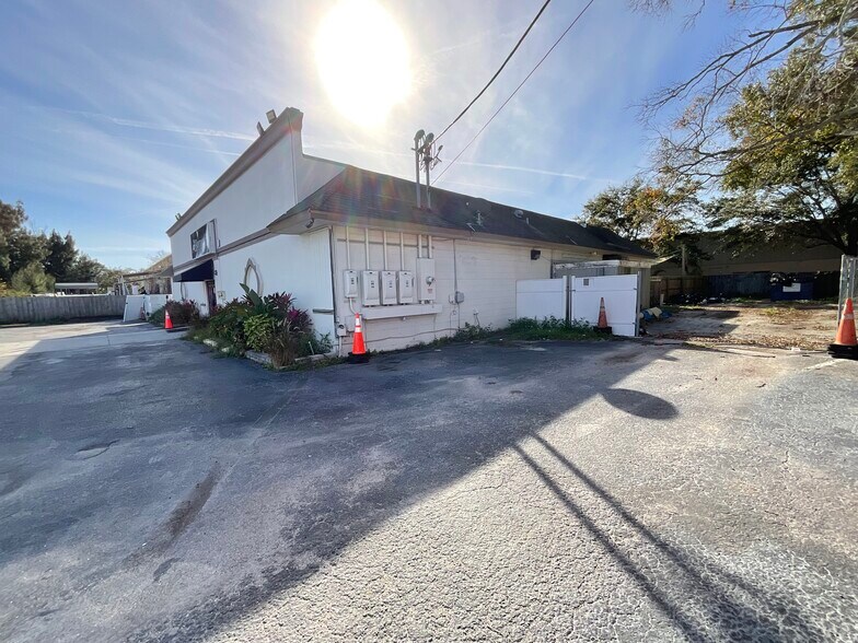 More Photos Of 8804 66th St N, Pinellas Park Bar For Lease