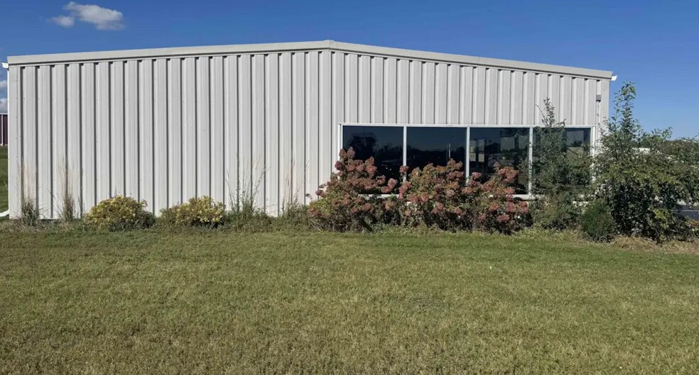 More Photos Of 633 1st Ave, Monroe Showroom For Lease