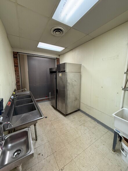 More Photos Of 31779-31799 Middlebelt Rd, Farmington Hills Restaurant For Lease