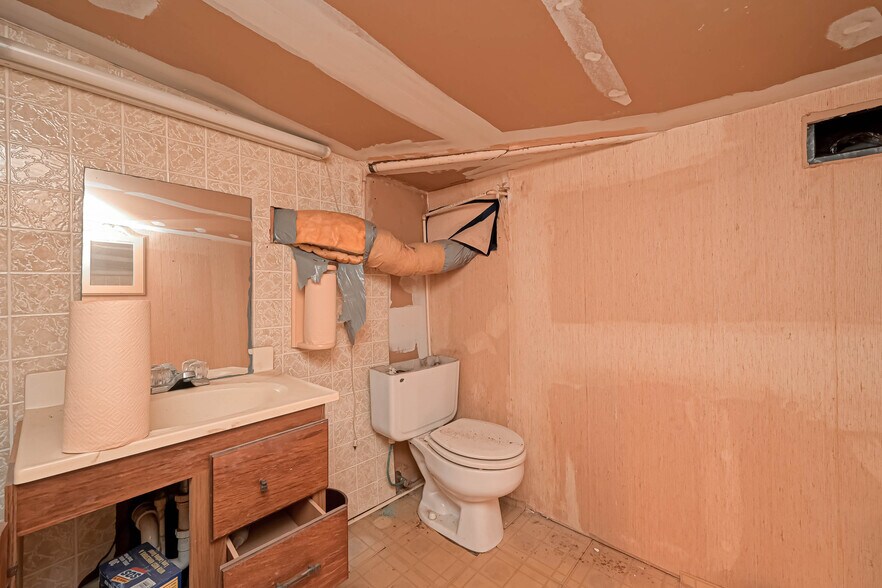 More Photos Of 3402 Amanda Ln, Houston Flex For Sale