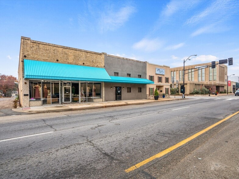 More Photos Of 102 S Main St, Cleburne Office For Sale