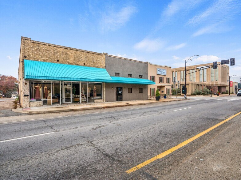 More Photos Of 104 S Main St, Cleburne Office For Sale