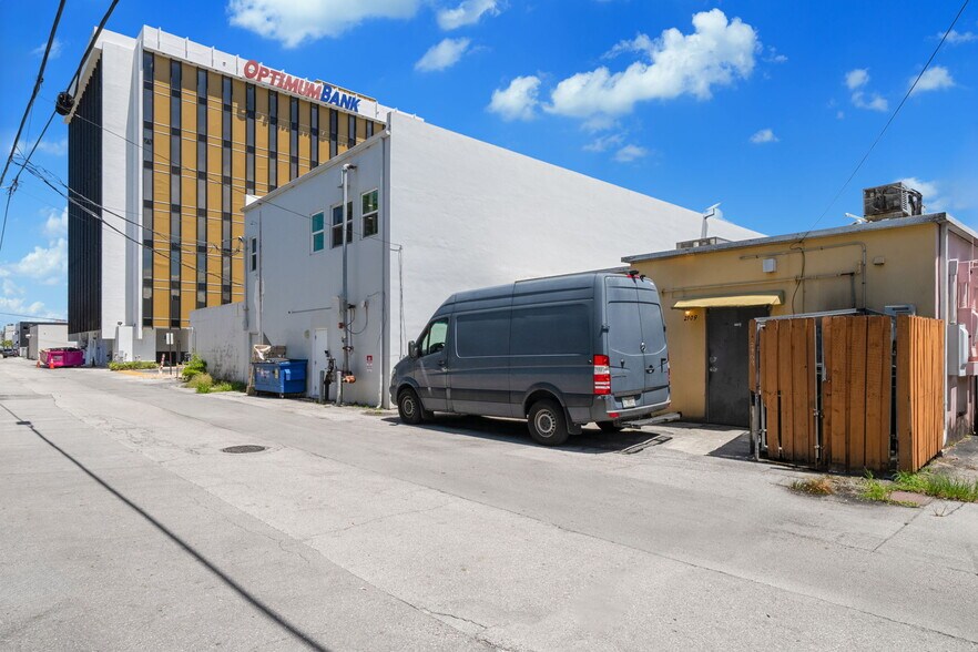 More Photos Of 2909-2911 E Commercial Blvd, Fort Lauderdale Storefront Retail Residential For Sale