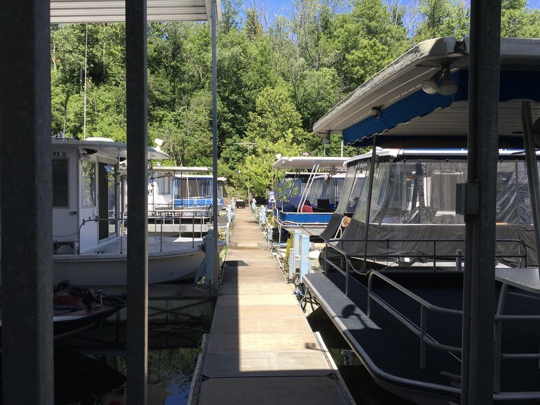 More Photos Of 136 S Homestead Ln, Lancaster Marina For Sale
