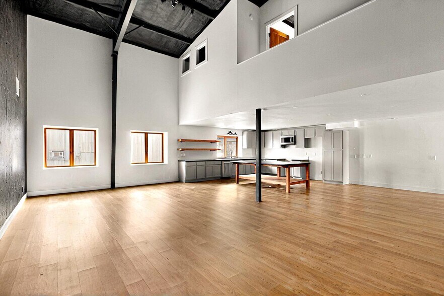 More Photos Of 11544 Cockleburr Rd, Roanoke Warehouse For Lease