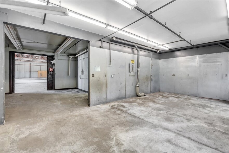 More Photos Of 20833 Mechanical Dr, Sonora Warehouse For Lease