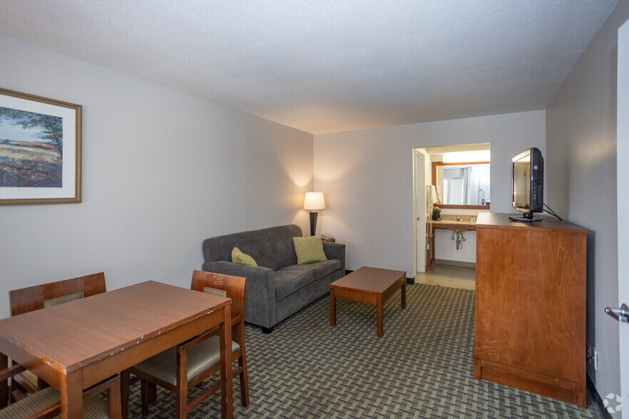 More Photos Of 5425 Clarkins Dr, Austintown Hotel For Sale