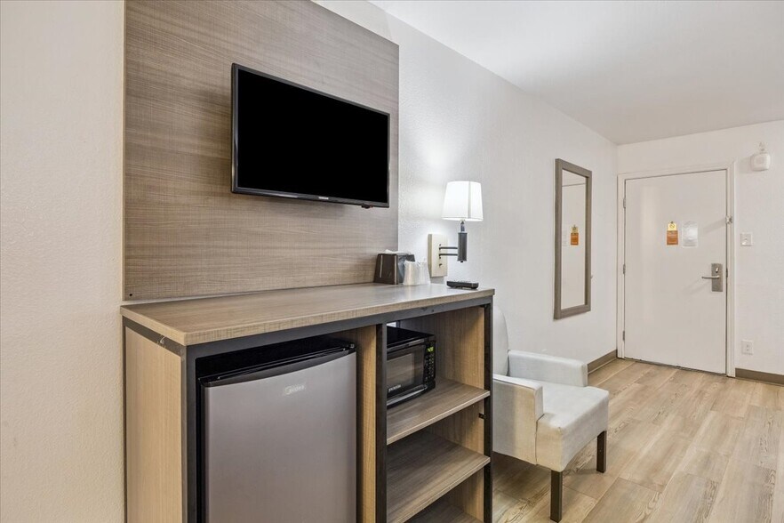 More Photos Of 16884 Northwest Fwy, Houston Hotel For Sale
