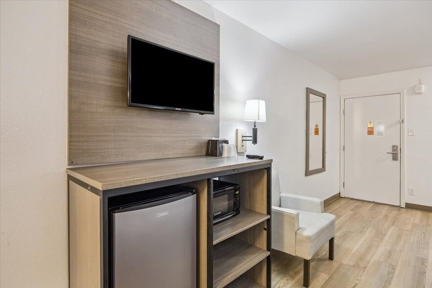More Photos Of 16884 Northwest Fwy, Houston Hotel For Sale