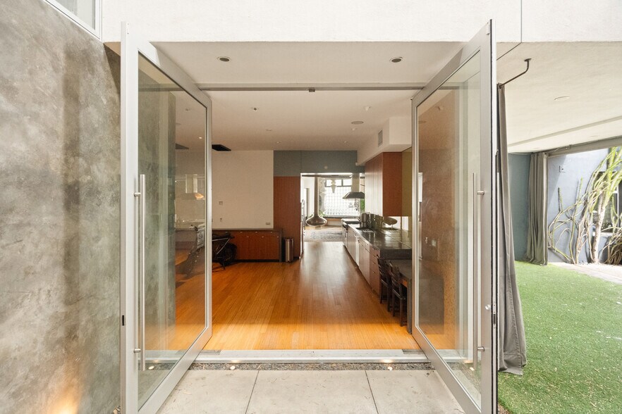 More Photos Of 120 Mildred Ave, Venice Loft Creative Space For Sale