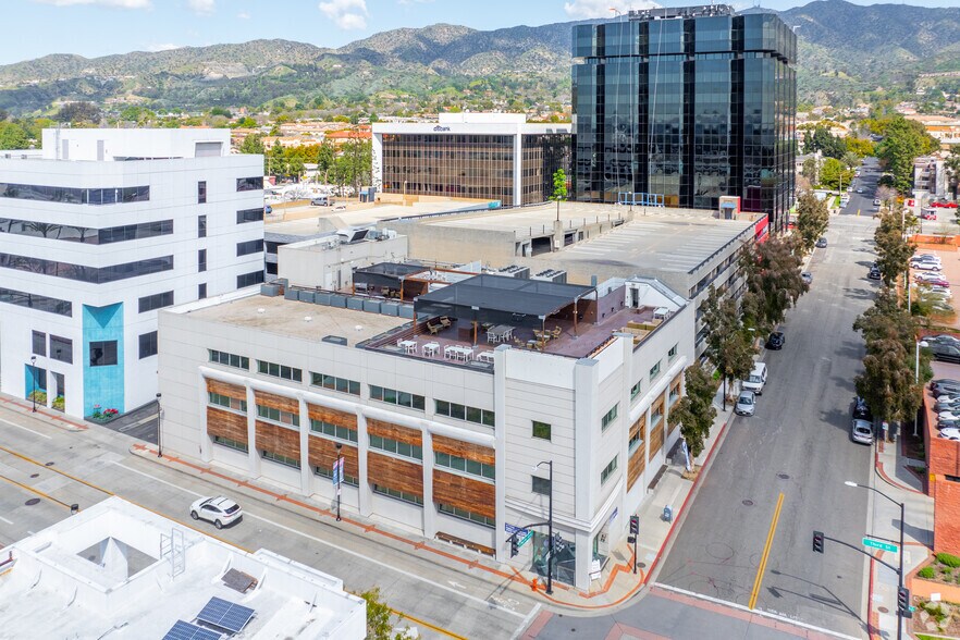 More Photos Of 300 N 3rd St, Burbank Office For Sale