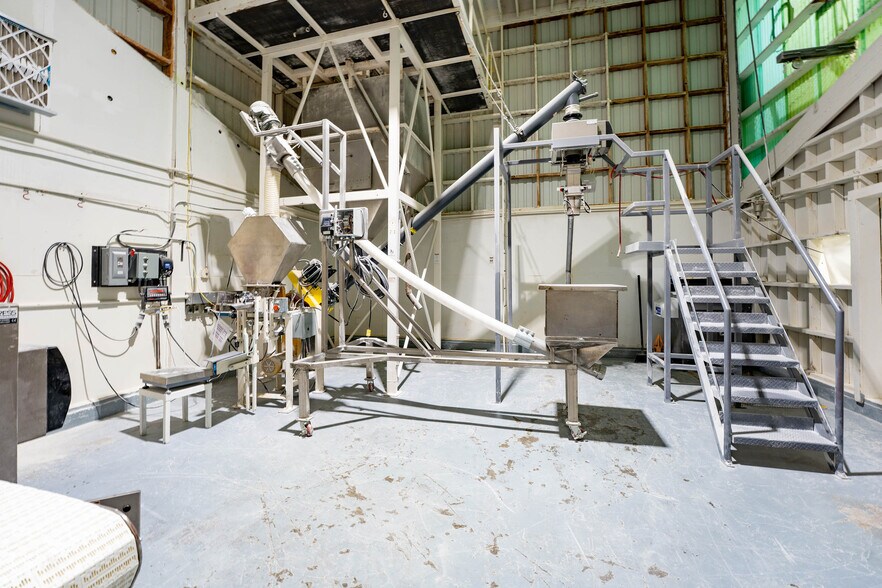 More Photos Of 225 Lawton Ave, Hereford Manufacturing For Sale