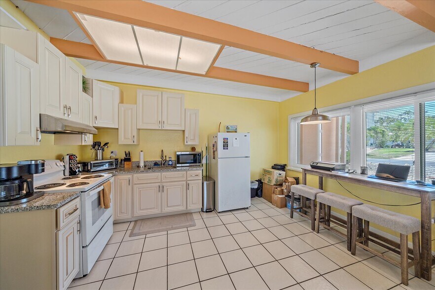 More Photos Of 4859 Commonwealth Dr, Siesta Key Apartments For Sale