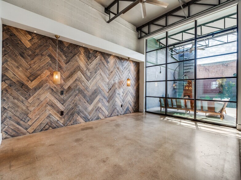 More Photos Of 2323 Farrington St, Dallas Warehouse For Sale