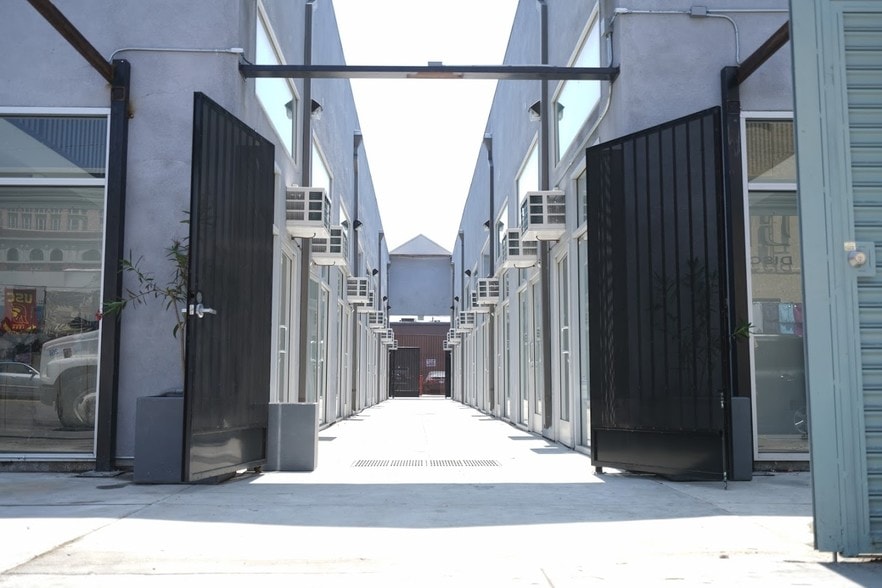 More Photos Of 1040 S Los Angeles St, Los Angeles Freestanding For Sale