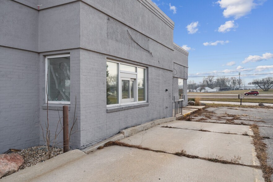 More Photos Of 10 Plaza Dr, Clear Lake General Retail For Sale