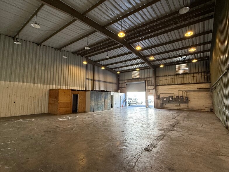 More Photos Of 3050 Ualena St, Honolulu Warehouse For Lease