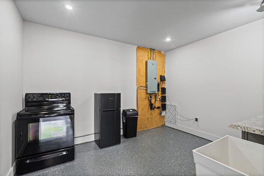 More Photos Of 1 Charlton Rd, Ballston Spa Freestanding For Lease