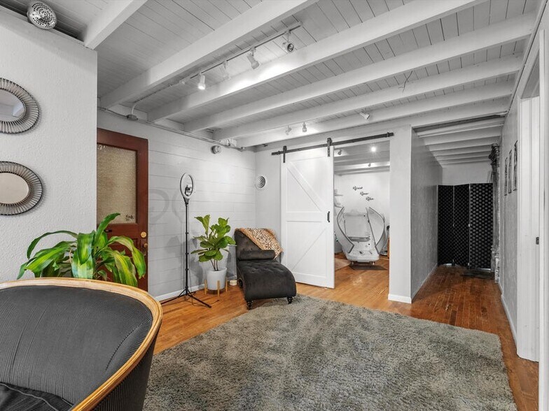More Photos Of 921-931 8th St, Manitowoc Office For Sale