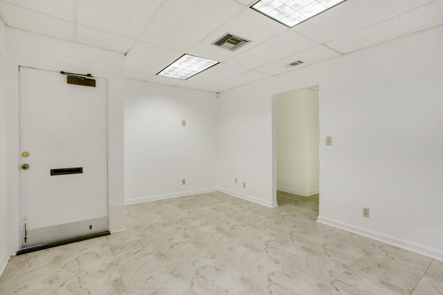 More Photos Of 1500-1536 S Dixie Hwy, Pompano Beach Showroom For Lease