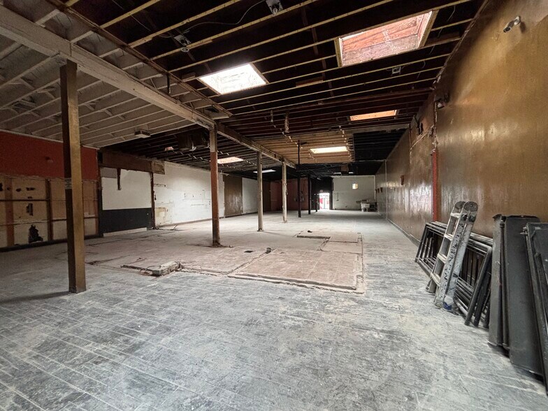 More Photos Of 7356 Melrose Ave, Los Angeles Storefront For Lease